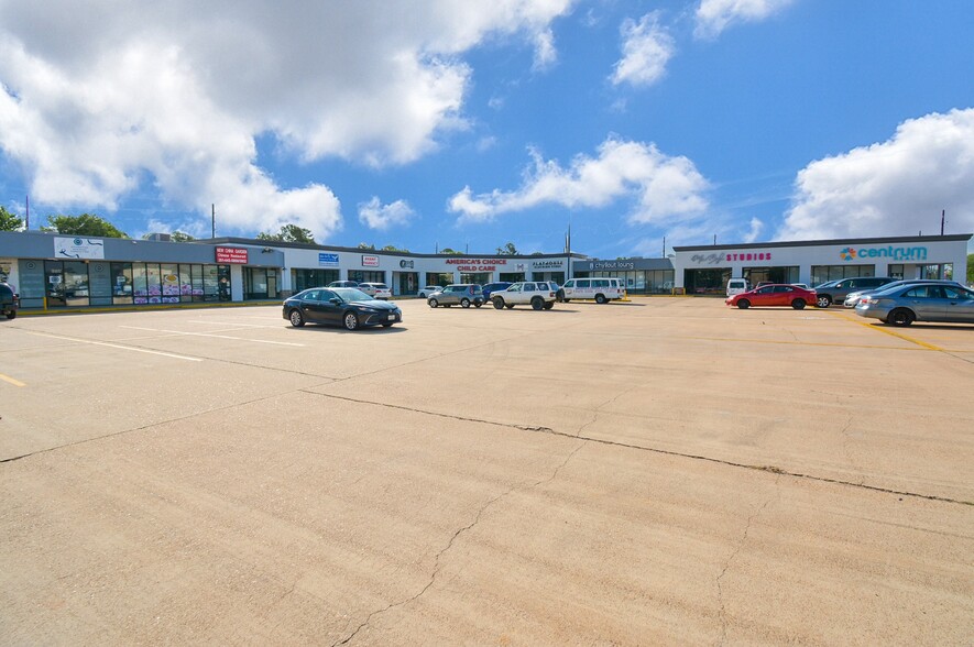 8102-8140 Antoine Dr, Houston, TX for lease - Building Photo - Image 3 of 4