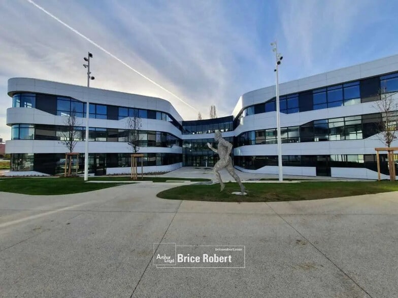 Office in Champagne-au-Mont-d'Or for lease - Building Photo - Image 1 of 12