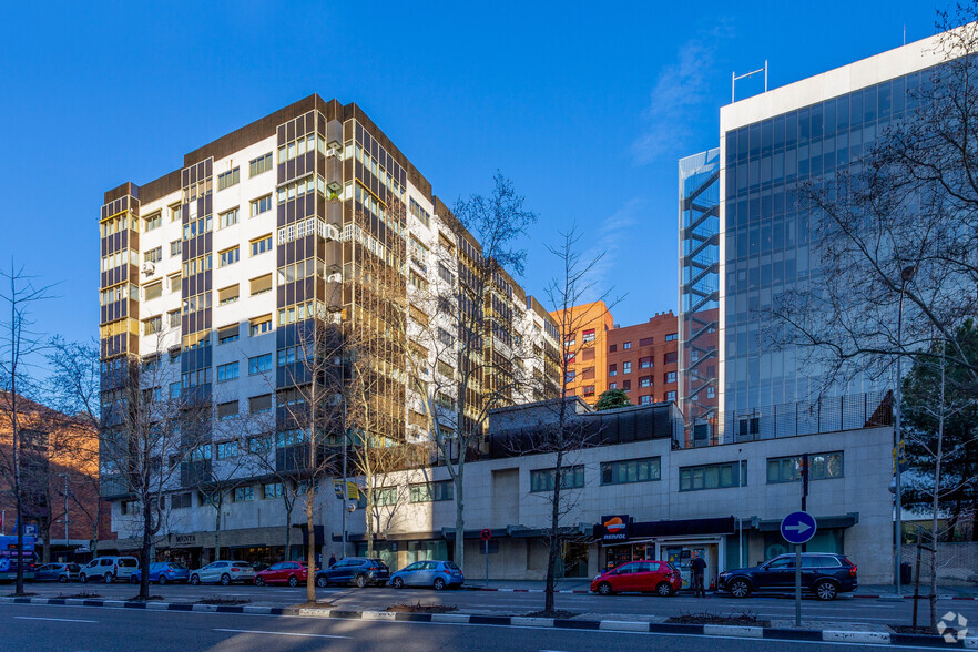 Multifamily in Madrid, MAD for sale - Building Photo - Image 2 of 2