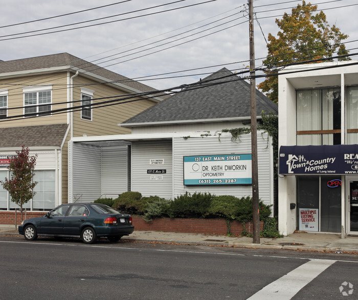 137 E Main St, Smithtown, NY for lease - Primary Photo - Image 1 of 2