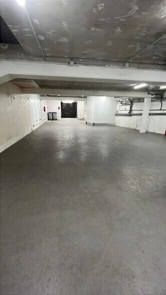 Retail in Paris for lease - Building Photo - Image 1 of 8