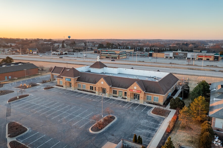 1230 George Towne Dr, Pewaukee, WI for lease - Building Photo - Image 3 of 10