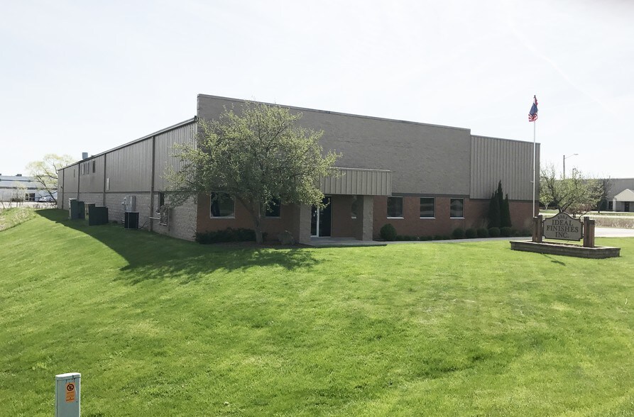 2305 Stonebridge Rd, West Bend, WI for sale - Primary Photo - Image 1 of 1