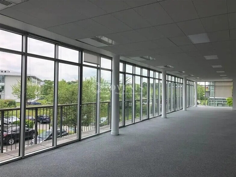 Office in Voisins-le-Bretonneux for lease - Building Photo - Image 3 of 5