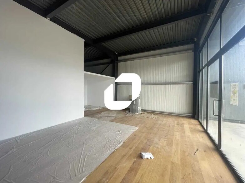 Retail in Audenge for lease - Interior Photo - Image 2 of 5