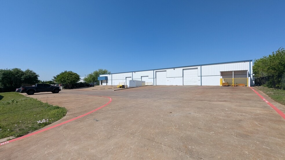 1011 Enterprise Pl, Arlington, TX for lease - Primary Photo - Image 1 of 7