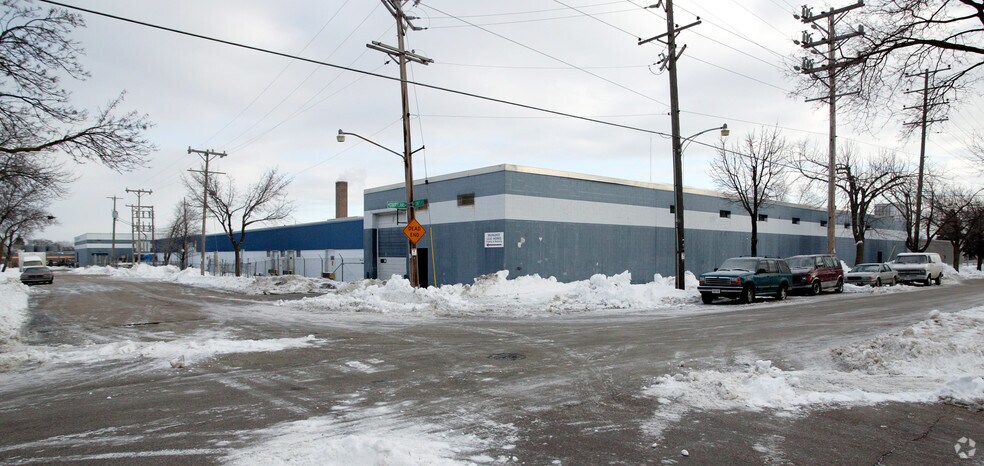 4722 N 28th St, Milwaukee, WI for sale - Building Photo - Image 2 of 2