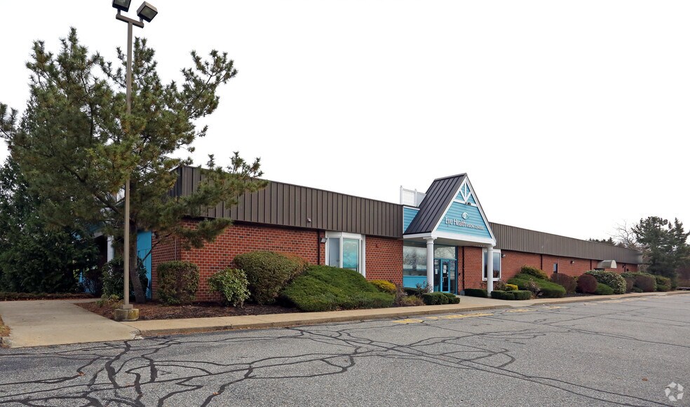 73 Valley Rd, Middletown, RI for sale - Primary Photo - Image 1 of 1