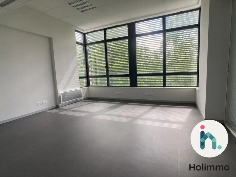 Office in Vannes for lease - Interior Photo - Image 1 of 7