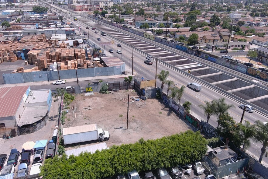 9523 Alameda St, Los Angeles, CA for lease - Building Photo - Image 3 of 10