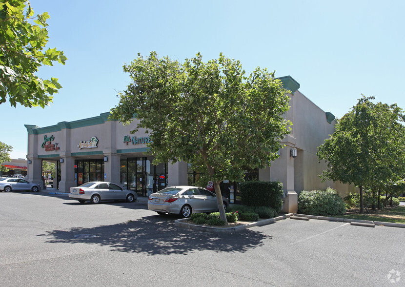 136 N Maag Ave, Oakdale, CA for lease - Building Photo - Image 2 of 3