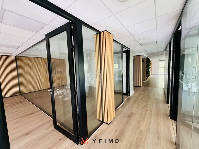 Flex in Montigny-le-Bretonneux for lease - Building Photo - Image 2 of 6