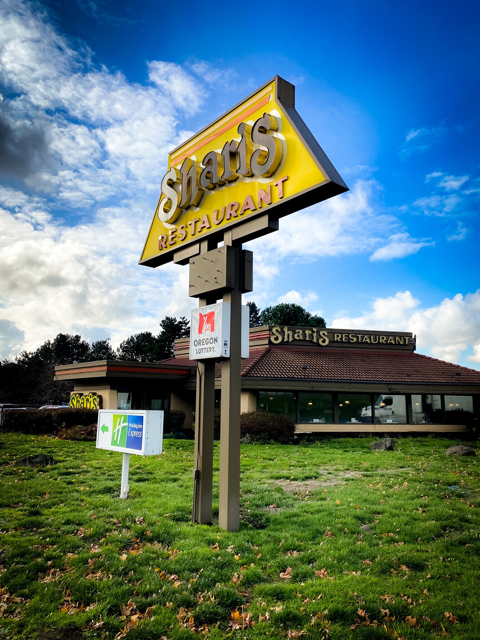 557 NW Phoenix Dr, Troutdale, OR 97060 Shari's Restaurant