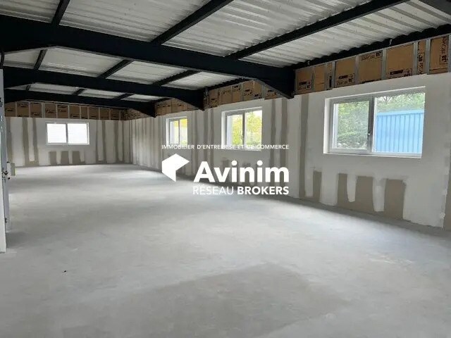 Retail in Saint-Genis-Pouilly for lease Interior Photo- Image 1 of 18