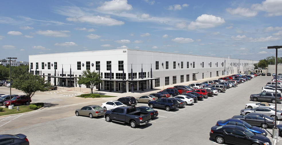 7551 Metro Center Dr, Austin, TX for lease - Building Photo - Image 3 of 13