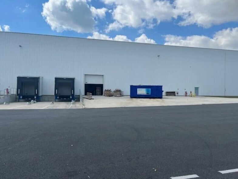 Industrial in Bruyères-sur-Oise for lease - Building Photo - Image 2 of 6