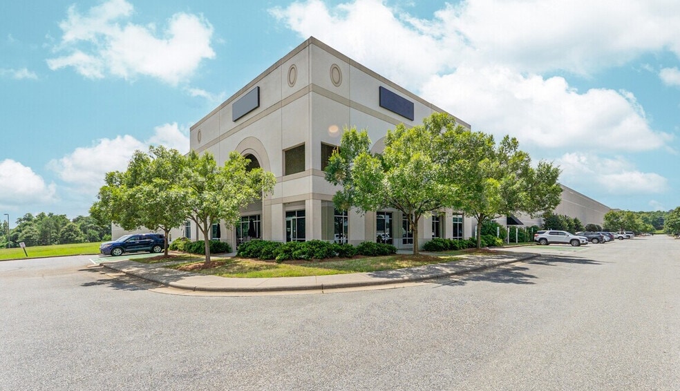 1150 Pleasant Ridge Rd, Greensboro, NC for lease - Building Photo - Image 1 of 4