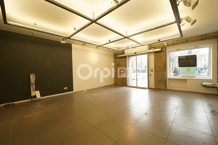 Retail in Lyon for lease - Interior Photo - Image 2 of 11