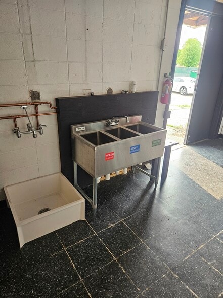 257 & 301 Division St portfolio of 2 properties for sale on LoopNet.com - Building Photo - Image 3 of 7