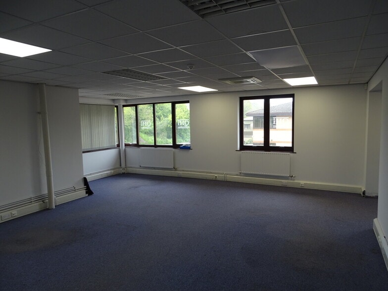 Coldharbour Ln, Harpenden for lease - Interior Photo - Image 3 of 9