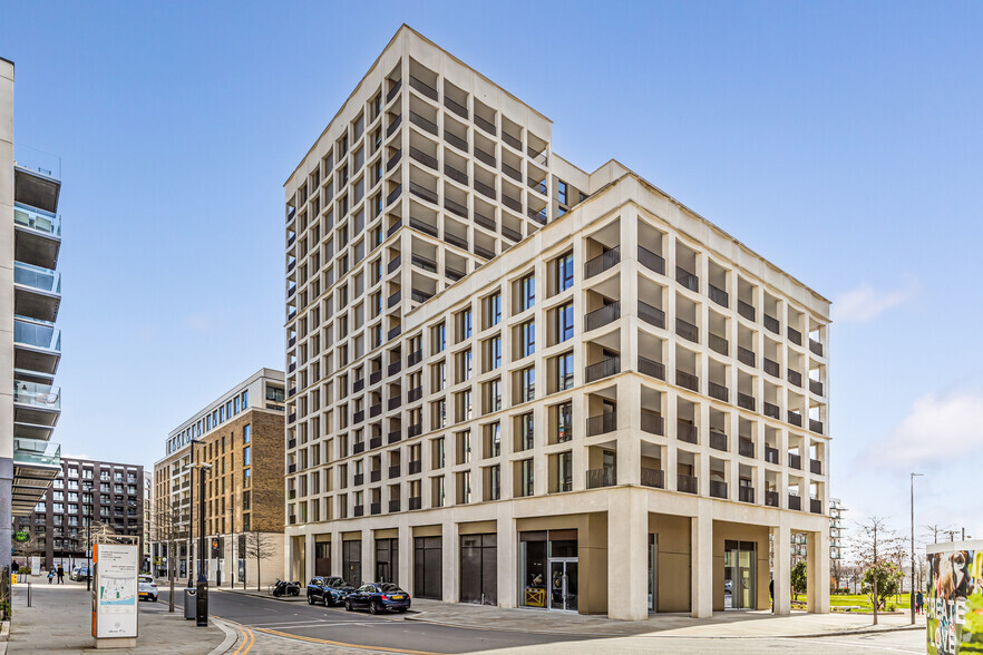 Royal Crescent Av, London for lease - Building Photo - Image 2 of 5