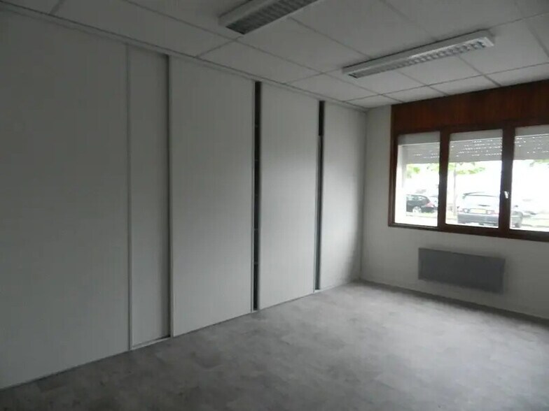 Office in Chambéry for lease - Interior Photo - Image 2 of 7