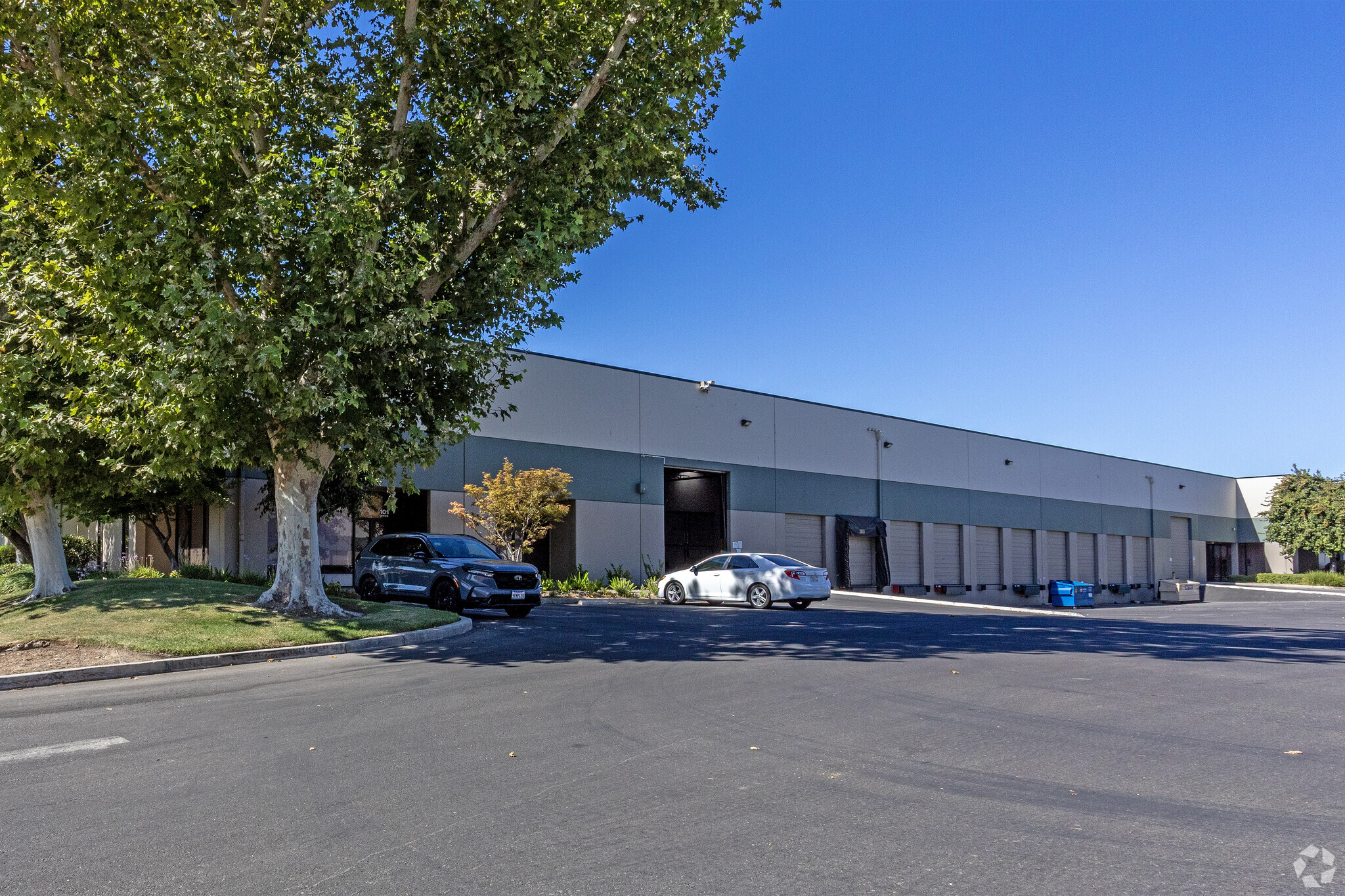 Shaw Commerce Center portfolio of 5 properties for sale on LoopNet.com Primary Photo- Image 1 of 6