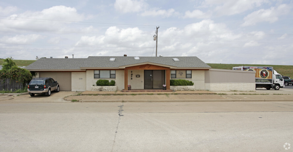 2828 Shamrock Ave, Fort Worth, TX for lease - Primary Photo - Image 1 of 4