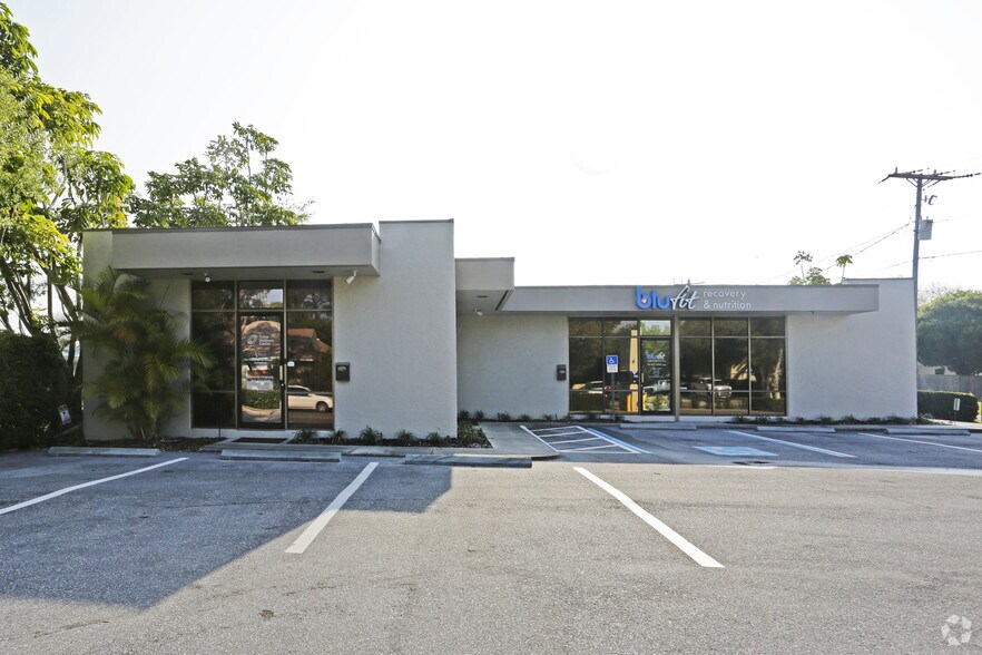 3525-3529 S Tuttle Ave, Sarasota, FL for lease - Building Photo - Image 2 of 11