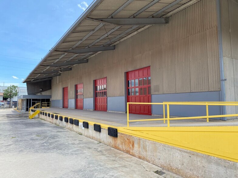 1547 W Poplar St, San Antonio, TX for lease - IMG_8813 - Image 1 of 32