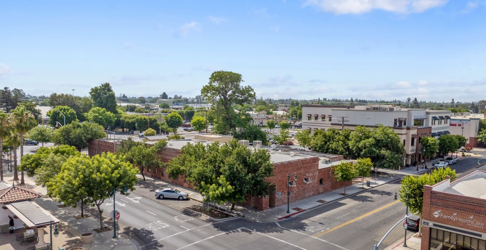401 E Center Ave, Visalia, CA for sale - Building Photo - Image 1 of 4