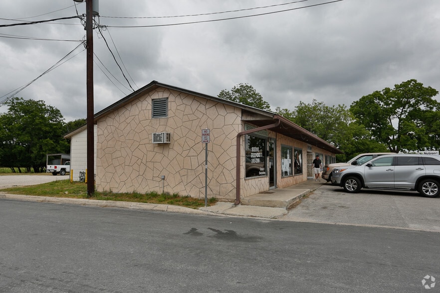 305-323 N Main St, Boerne, TX for lease - Building Photo - Image 3 of 8