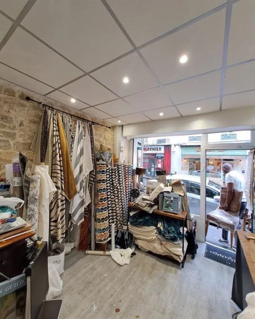 Retail in Paris for lease Interior Photo- Image 1 of 2