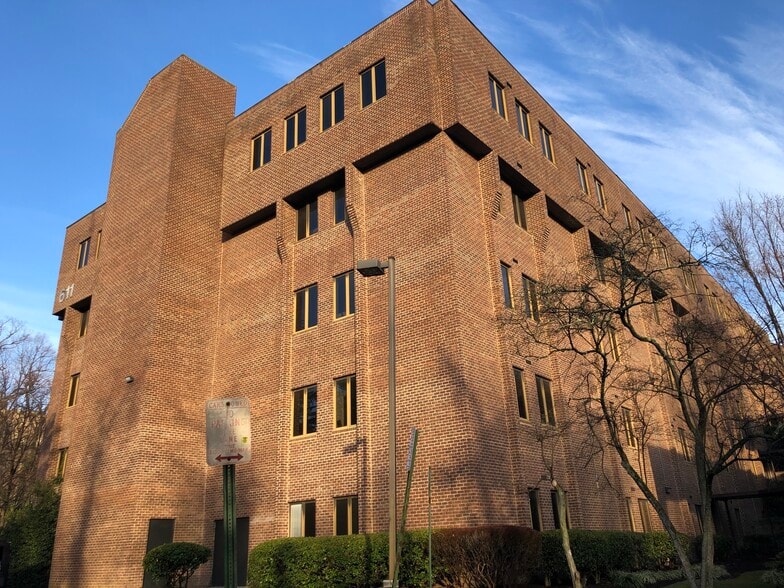 611 S Carlin Springs Rd, Arlington, VA for sale - Building Photo - Image 1 of 19