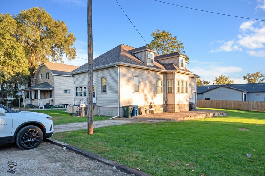 1136 Rathbone Ave, Aurora, IL for sale - Primary Photo - Image 1 of 1