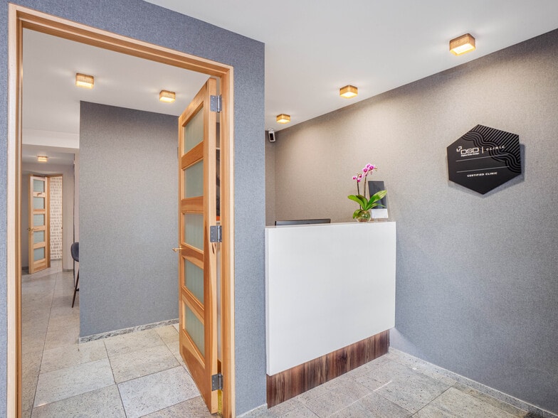 1025 Fifth Ave, New York, NY for sale - Interior Photo - Image 1 of 11