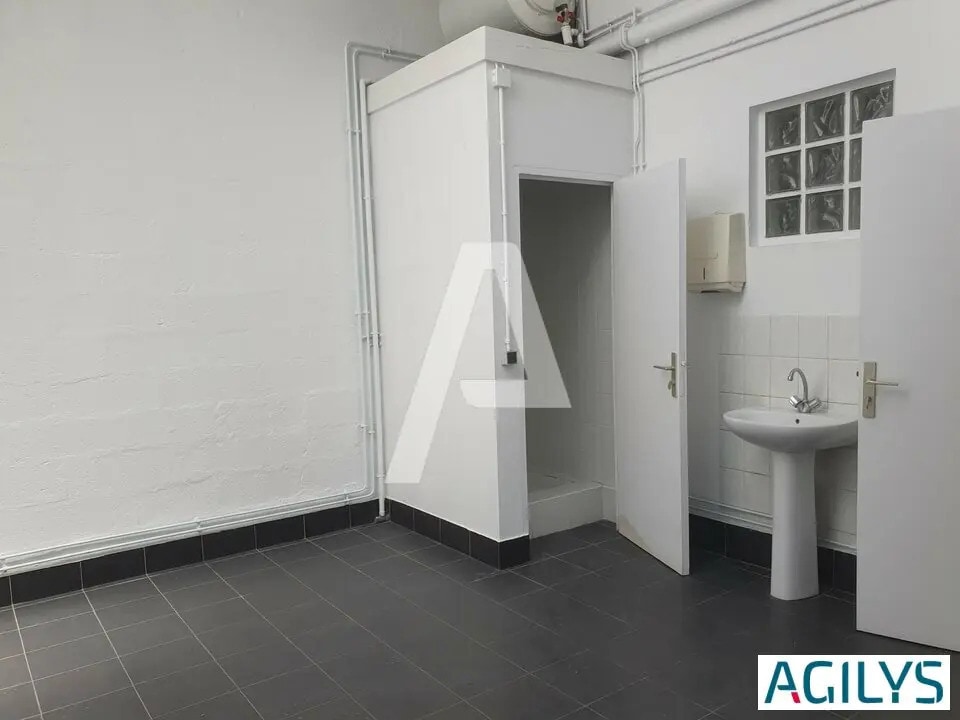 Location Local d'activités 670 m² - Photo 1