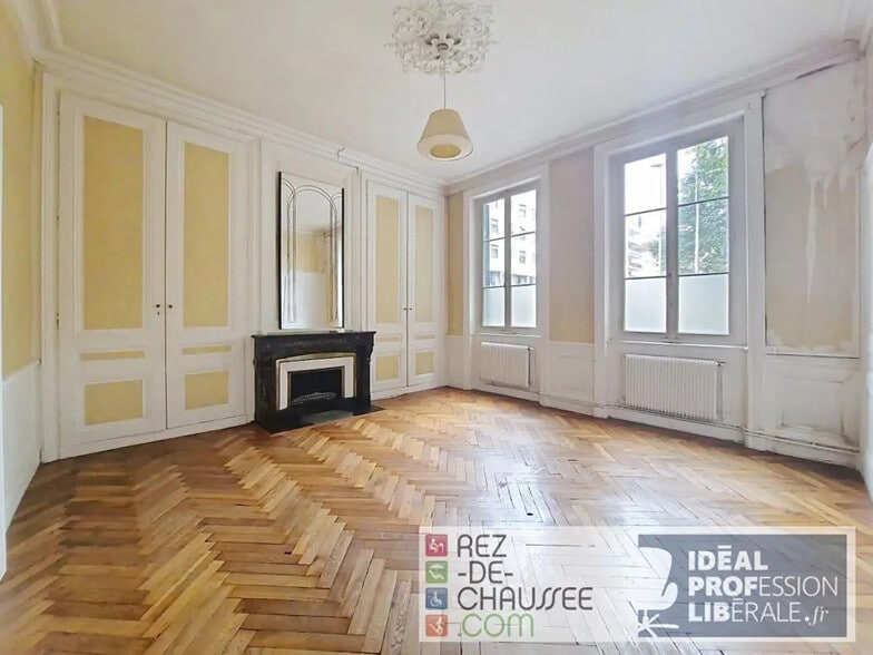 Office in Lyon for sale - Interior Photo - Image 1 of 6