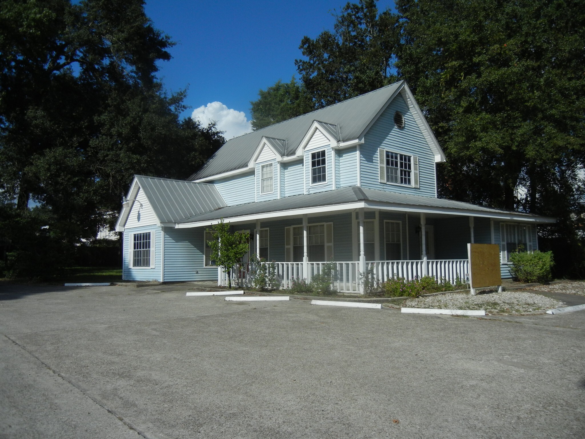 908 W Lewis St, Conroe, TX for sale Primary Photo- Image 1 of 1