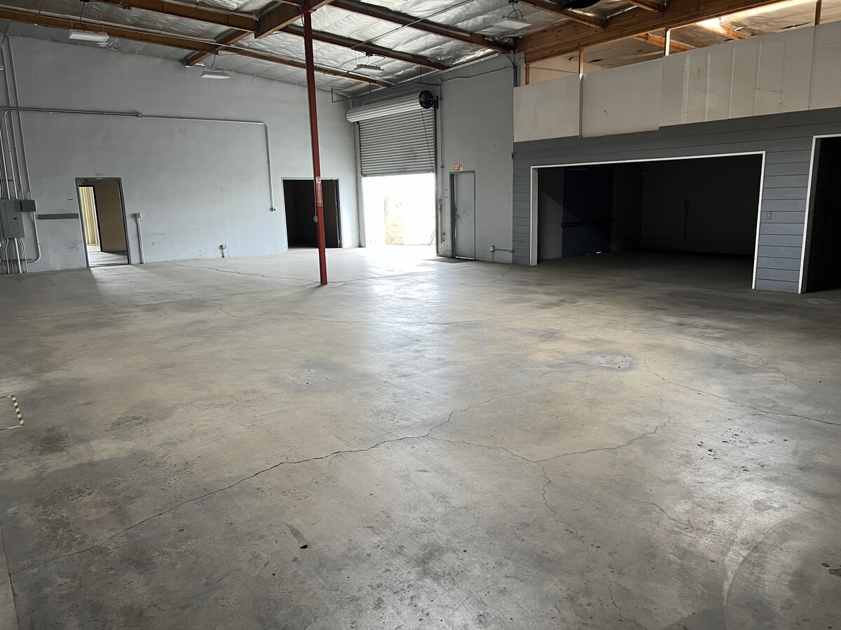 570 Central Ave, Lake Elsinore, CA 92530 - Unit F - - Interior Photo - Image 1 of 7