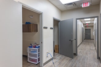 215 E Springbrook Dr, Johnson City, TN for lease Interior Photo- Image 2 of 10