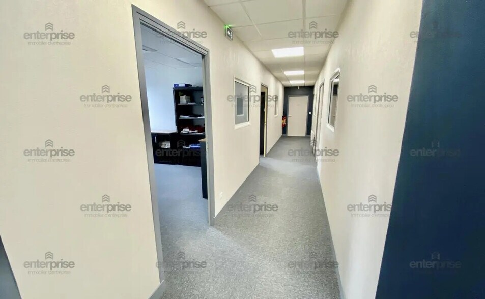 Office in Jaux for lease - Interior Photo - Image 3 of 6