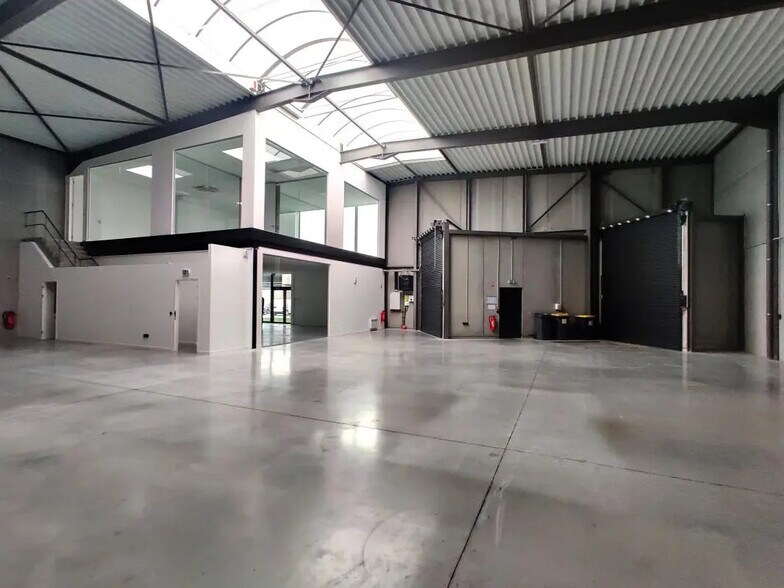 Flex in Seclin for lease - Interior Photo - Image 1 of 13