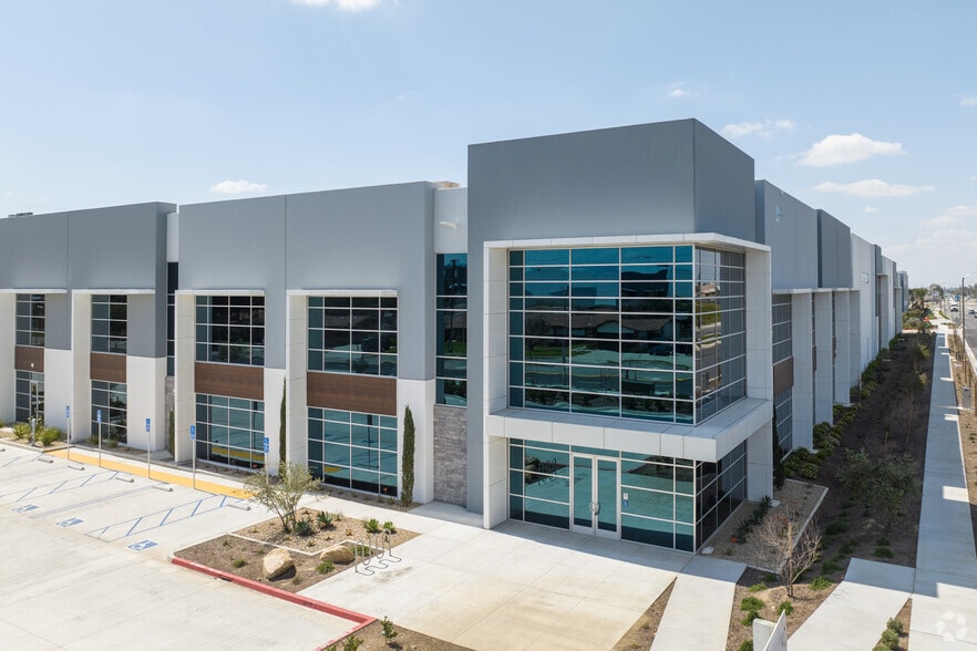 16255 Slover Ave, Fontana, CA for lease - Building Photo - Image 2 of 8