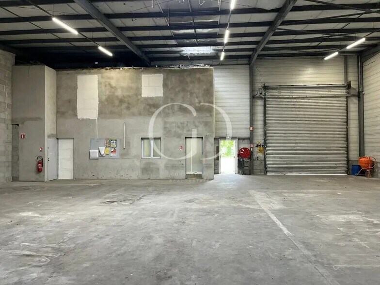 Flex in Toussieu for lease - Interior Photo - Image 3 of 7