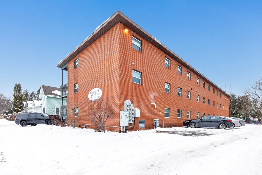 836 Vine Ave, Oshkosh, WI for sale - Building Photo - Image 3 of 44