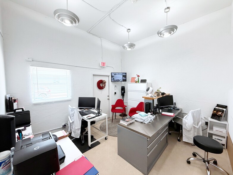 1214 Roebuck Ct, West Palm Beach, FL for lease - Interior Photo - Image 3 of 11