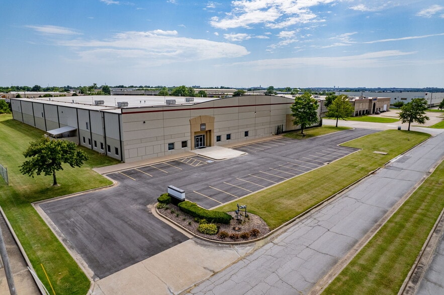 12322 E 55th St, Tulsa, OK for lease - Building Photo - Image 1 of 33