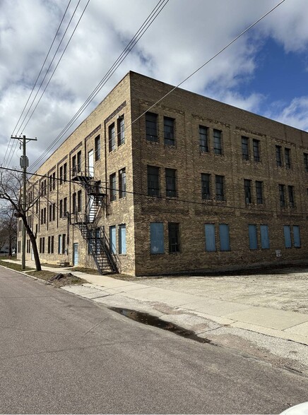 1133 S 16th St, Manitowoc, WI for sale - Building Photo - Image 3 of 11