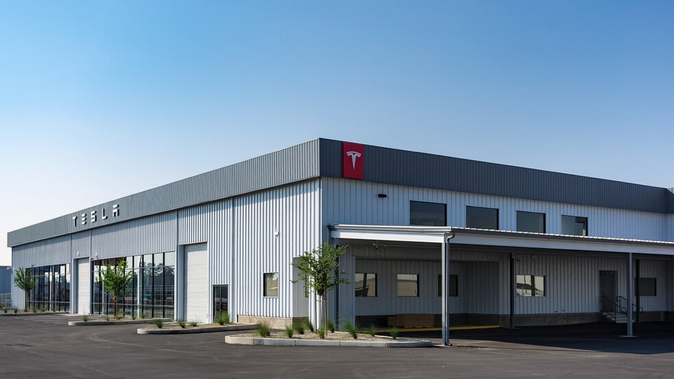 2720 Auto Mall Dr, Bakersfield, CA for sale - Primary Photo - Image 2 of 4